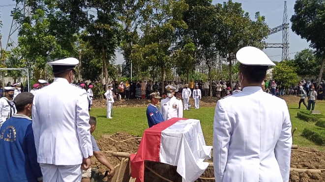 Anggota TNI AL dan Istri Korban Tabrakan Cibubur Dimakamkan di Jonggol
