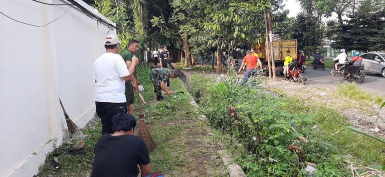 Jumat Bersih, Serda Dedi Jumaedi Kerja Bhakti Bersama Warga Ciwaringin