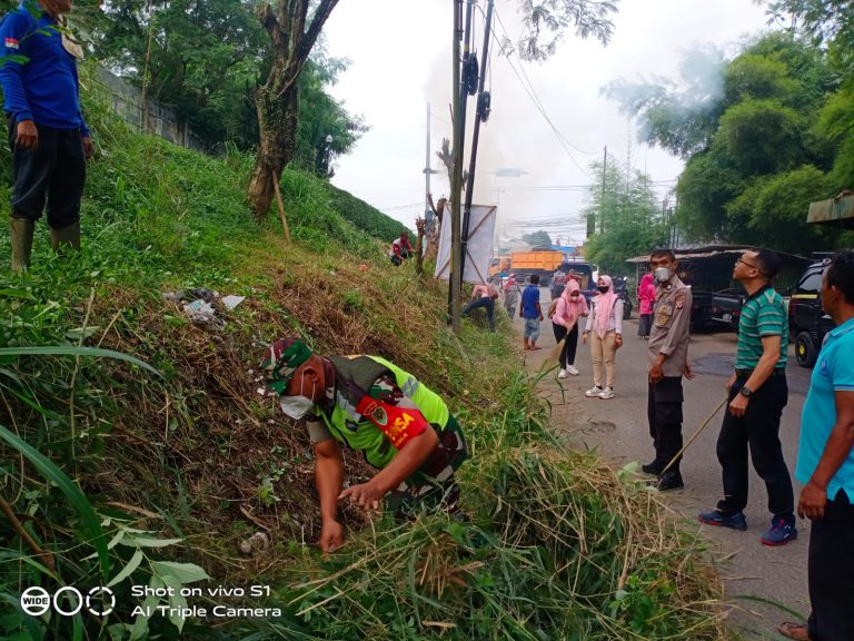 Babinsa Kelurahan Balumbang Jaya Ajak Warga Bersihkan Lingkungan
