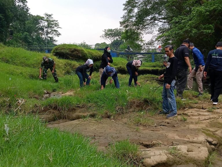 Antisipasi Banjir, Babinsa Bersama Warga Kerja Bakti Bersihkan Sungai Ciliwung