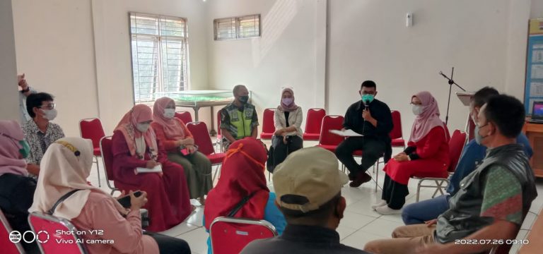 Babinsa Serma Ujang Kowi Kawal Kegiatan Rapat Sosialisasi PHBS