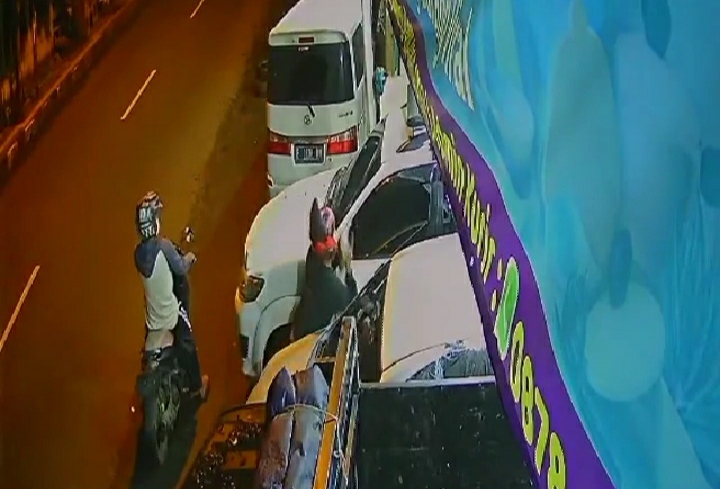 Detik-detik Pencuri Kaca Spion Terekam CCTV di Loji Bogor, Begini Aksinya