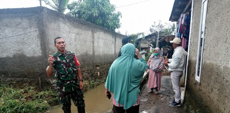 Babinsa Serka Saman Kawal Pemeriksaan Kesehatan Warga Terdampak Banjir