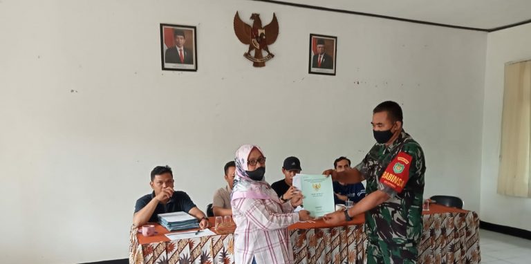 Babinsa Peltu Selamet Monitoring Penyaluran Sertifikat PTSL