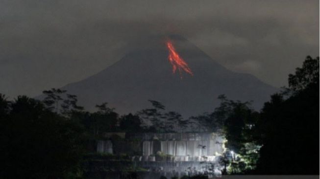 Gunung Merapi Muntahkan Guguran Lava Pijar ke Barat Daya