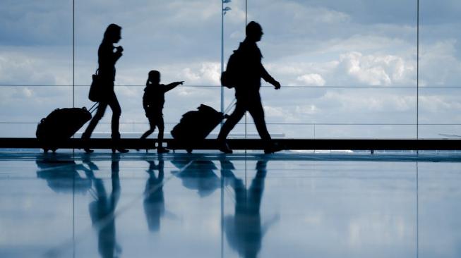 
 Ilustrasi liburan, travelling bersama keluarga. (Shutterstock/Suara.com/Bogordaily.net)
