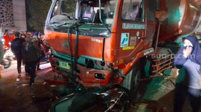 
 Truk Pertamina terlibat kecelakaan maut di Jalan Raya Alternatif Transyogi Cibubur, Kota Bekasi, Senin, 18 Juli 2022. (Suara.com/Danan Arya)