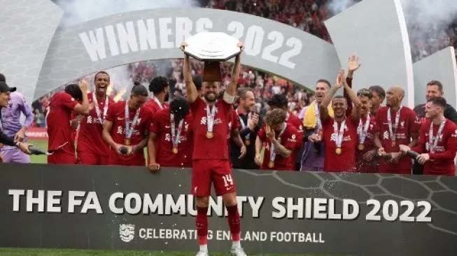 
 Para pemain tim Liverpool merayakan trofi kemenangan setelah menjuarai Community Shield FA Inggris setelah mengalahkan Manchester City di King Power Stadium di Leicester, Sabtu, 30 Juli 2022. (Nigel Roddis/AFP/Suara.com/Bogordaily.net)
