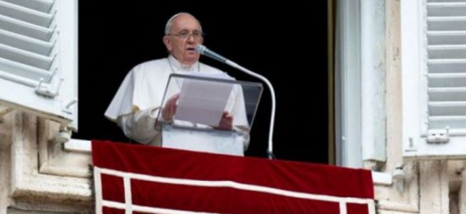 
 Paus Fransiskus berbicara selama doa Regina Caeli di Lapangan Santo Petrus, Vatikan, 1 Mei 2022. [Dok.Antara/Reuters via suara.com]
