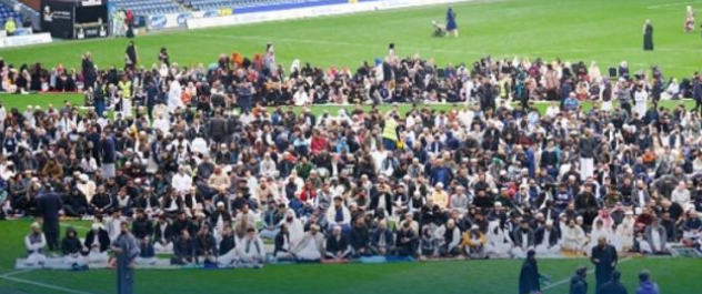 
 Ribuan Muslim saat mengikuti Salat Idul Fitri di Stadion Ewood Park, markas Blackburn Rovers. (source: rovers)