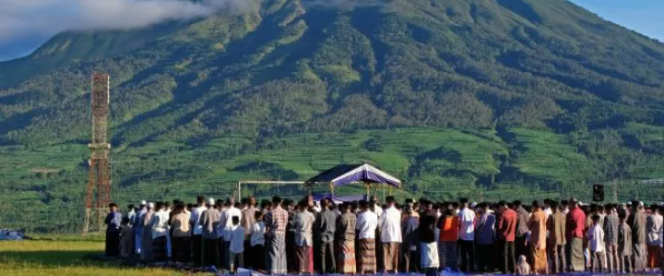 
 Umat Islam melaksanakan salat Idul Idha 1443 H di lapangan kawasan lereng Gunung Sumbing Desa Reco, Kertek, Wonosobo, Jawa Tengah, Sabtu (9/7/2022). [ANTARA FOTO/Anis Efizudin/nym via suaracom]