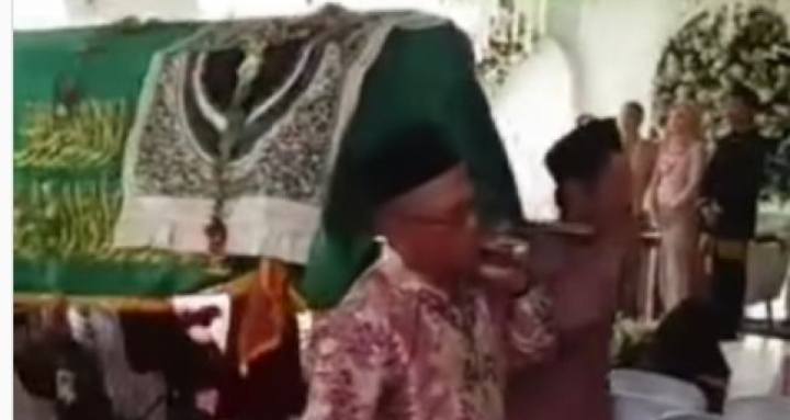 Video Rombongan Bawa Jenazah Melintas di Tengah Pesta Pernikahan Viral