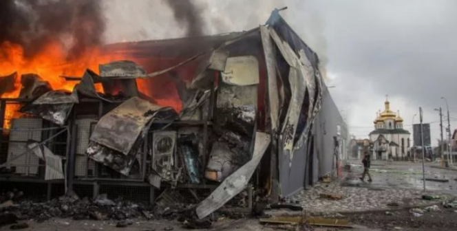 
 ILUSTRASI: Api membakar bangunan usai serangan Rusia di kota Irpin, Kiev, Ukraina, Rabu (30/3/2022). ANTARA FOTO/REUTERS/Oleksandr Ratushniak/foc via suaracom 