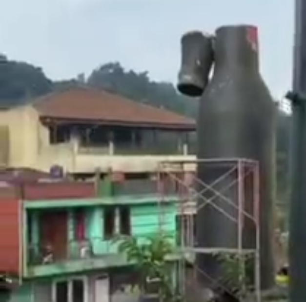 Video Detik-detik Botol Kecap Raksasa di Puncak Dibongkar