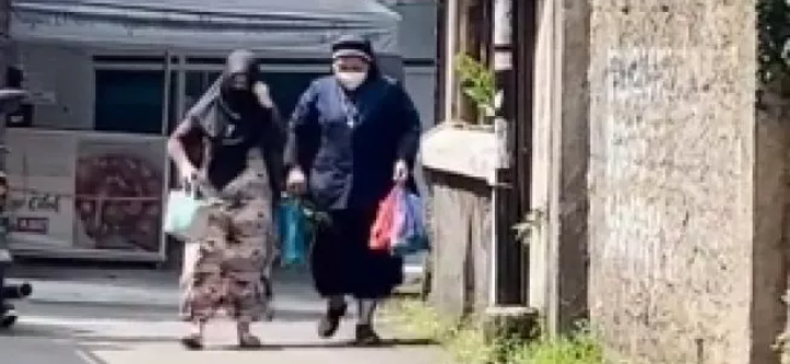 Viral, Wanita Berhijab Tolong Biarawati di Tengah Jalan Bikin Adem
