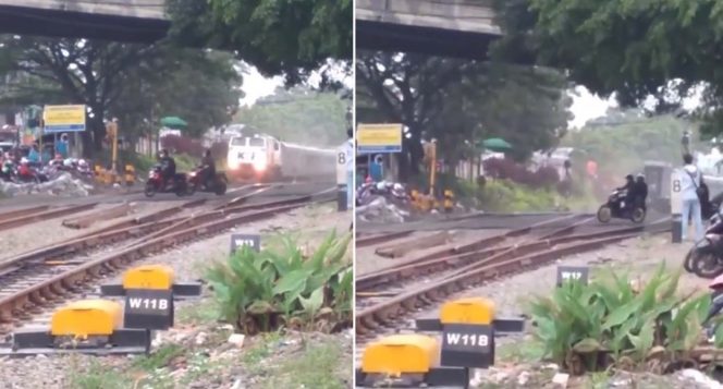 
 Tangkapan layar video viral tiga pengendara motor menerobos perlintasan kereta api. (Instagram/@warungjurnalis/Bogordaily.net)  