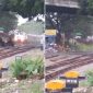 Tangkapan layar video viral tiga pengendara motor menerobos perlintasan kereta api. (Instagram/@warungjurnalis/Bogordaily.net)  