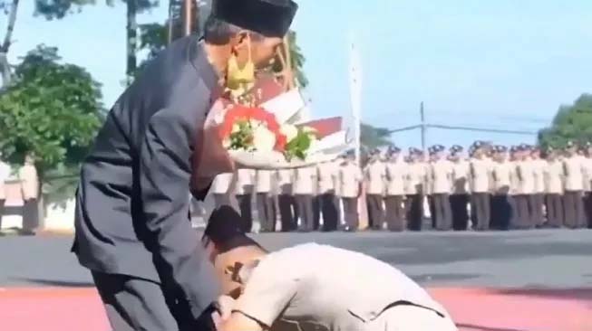 Viral Anak Sopir Angkot Jadi Lulusan Terbaik Pendidikan Polisi, Sujud di Kaki Orang Tua