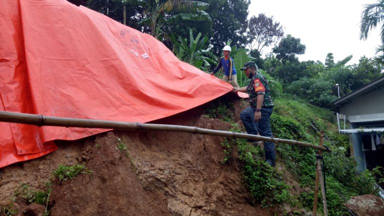 Babinsa Kelurahan Ciparigi Monitoring Bencana Tanah Longsor di Wilayah Binaan
