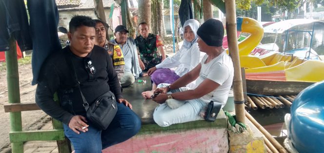 
 Babinsa Kelurahan Situgede Peltu Asep Saripudin Melakukan Komunikasi Sosial kepada Pengurus Danau Situgede. (Istimewa/Bogordaily.net)