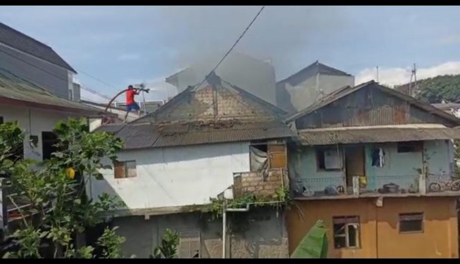 
 Terjadi Kebakaran Rumah Dua Lantai di Jalan Semplak, Kota Bogor. (istimewa/Bogordaily.net)