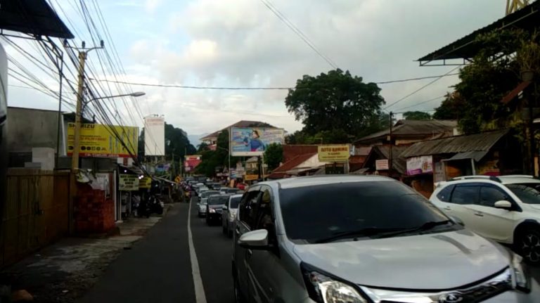 Kembali, Lalin Kawasan Puncak Menuju Jakarta Tersendat