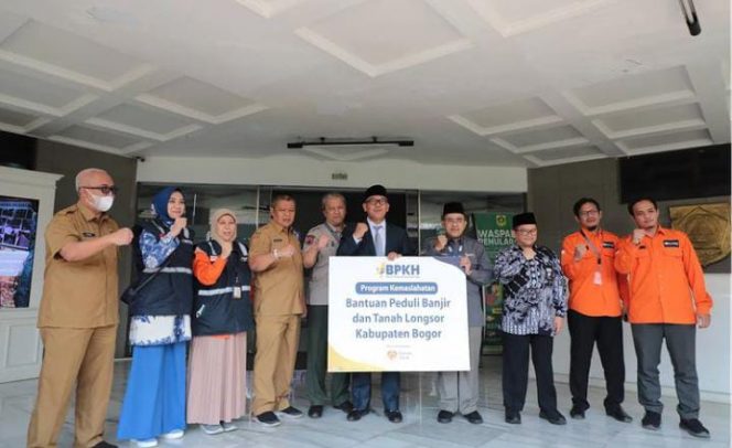 
 Plt Bupati Bogor Iwan Setiawan Saat Menerima Bantuan Dari BPKH. (istimewa/Bogordaily.net)