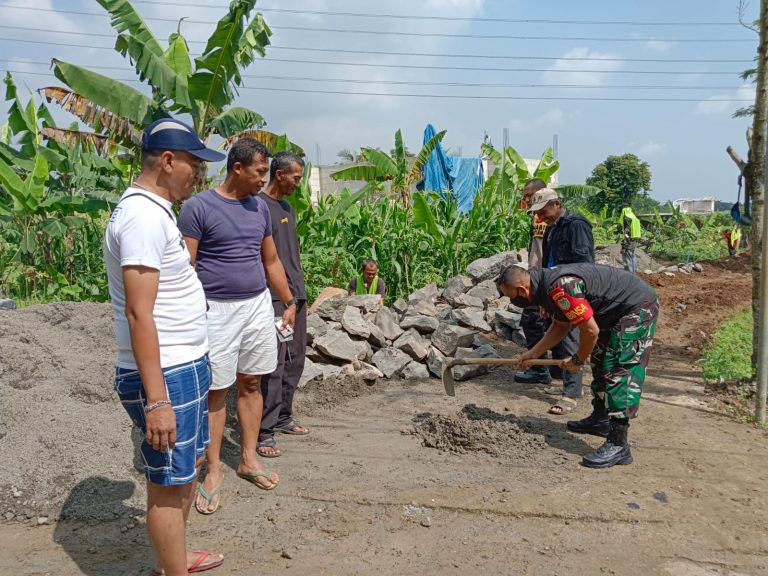 Serda Arimawan Monitor Warga Lakukan Perbaikan Drainase di Wilayah Binaan