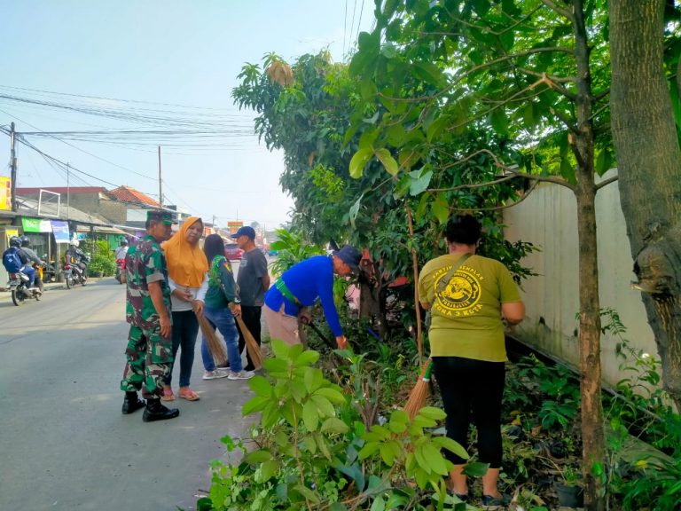 Jaga Kebersihan, Babinsa Kelurahan Semplak Gelar Jumat Bersih