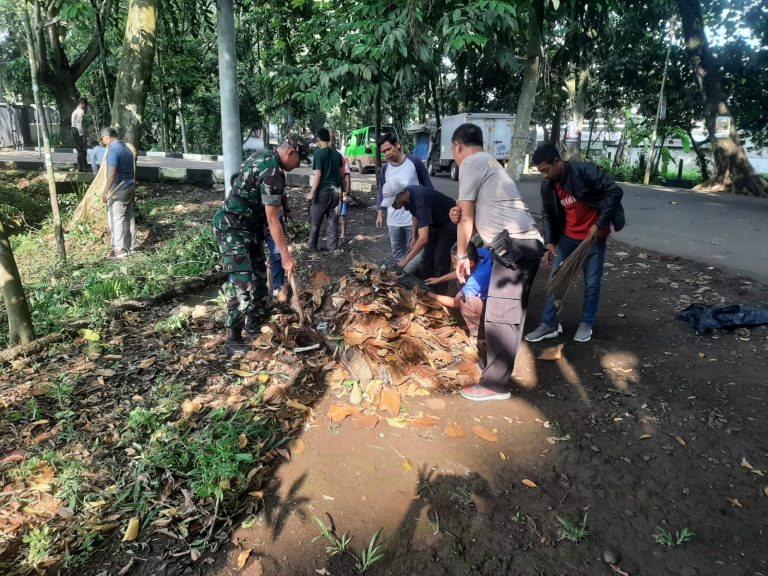 Demi Menjaga Kebersihan, Babinsa Situgede Lakukan Kerja Bakti