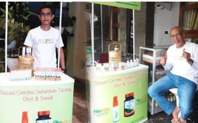 
 Keterangan Foto: Direktur PT. Global Jamu Indonesia, Karyanto (kanan) saat pameran produk
obat herbal alami: NOSTEO dan NOKILIR. Upaya kemandirian obat dari bahan alami.
