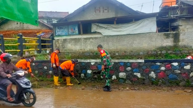 Antisipasi Banjir Susulan, Babinsa Ajak Masyarakat Bersihkan Aliran Sungai