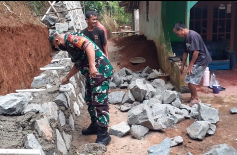 Cegah Bencana Longsor, Babinsa Kelurahan Kayumanis Kerjabakti Bangun Turap