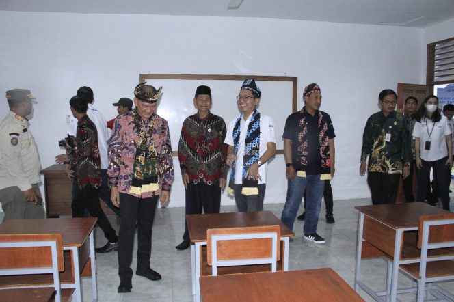 
 BRI Menyerahkan Secara Resmi Bantuan Renovasi Sekolah SDN 006 Bandarsyah Natuna. (Istimewa/Bogordaily.net)