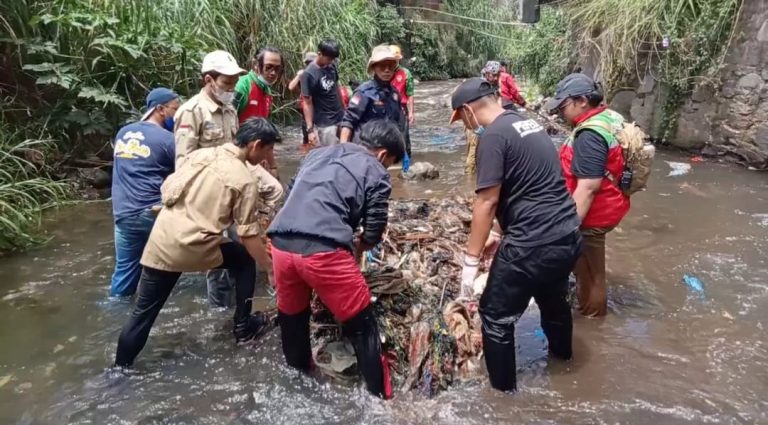 Hari Sungai Nasional Dicederai Kondisi Sungai Hulu Ciliwung yang Penuh Sampah