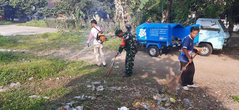 Jaga Kebersihan Lingkungan, Serda Dedi Jumaedi Ajak Warga Kerja Bakti