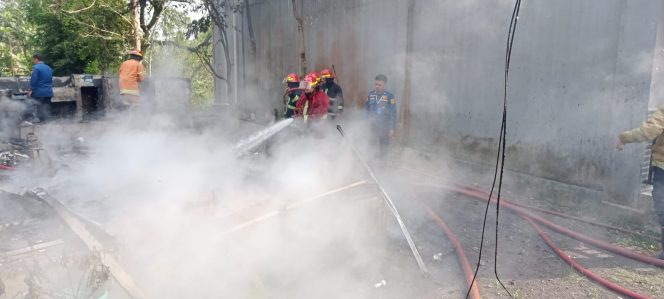 
 Petugas Kebakaran Berjibaku Melakukan Pemadaman Rumah Kontrakan yang Ada di Kampung Ciderum, Kecamatan Caringin, Kabupaten Bogor, Sabtu pagi, 30 Juli 2022. (Istimewa/Bogordaily.net)