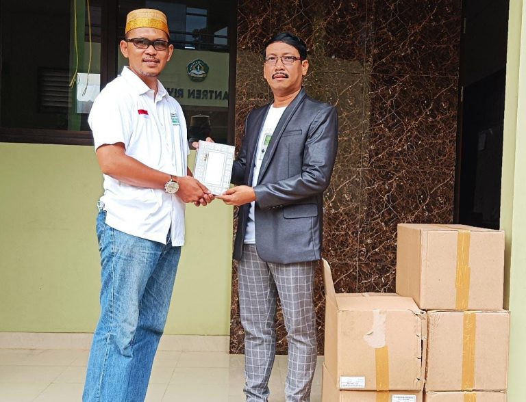 Yayasan Muslim Sinar Mas Land Wakafkan Ratusan Mushaf Al-Qur’an kepada Pengurus Pondok Pesantren Riyadhul Huda Bogor