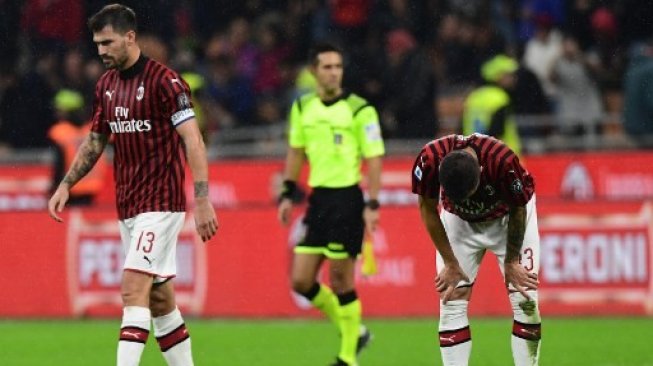 
 Mantan bek AC Milan, Alessio Romagnoli (kiri). [Miguel MEDINA / AFP via suara.com]