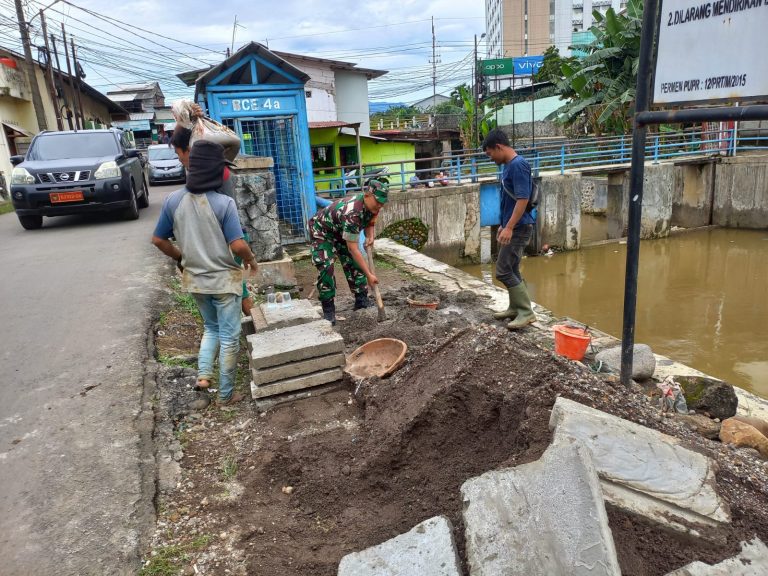 Guna Cegah Banjir di Wilayah Binaan, Babinsa Kerja Bakti Buat Saluran Air