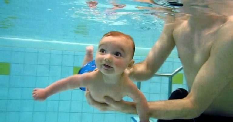 Manfaat Mengajarkan Berenang Pada Bayi Sejak Usia Pertama