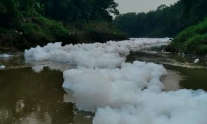 Ngeri! Sungai Cileungsi Dipenuhi Busa dan Bau Menyengat