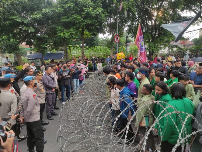 
 Aksi demonstrasi di depan Istana Bogor, di Jalan Jenderal Sudirman, Kecamatan Bogor Tengah, Kota Bogor, Rabu 6 Juli 2022. foto ibnu/bogordaily.net  