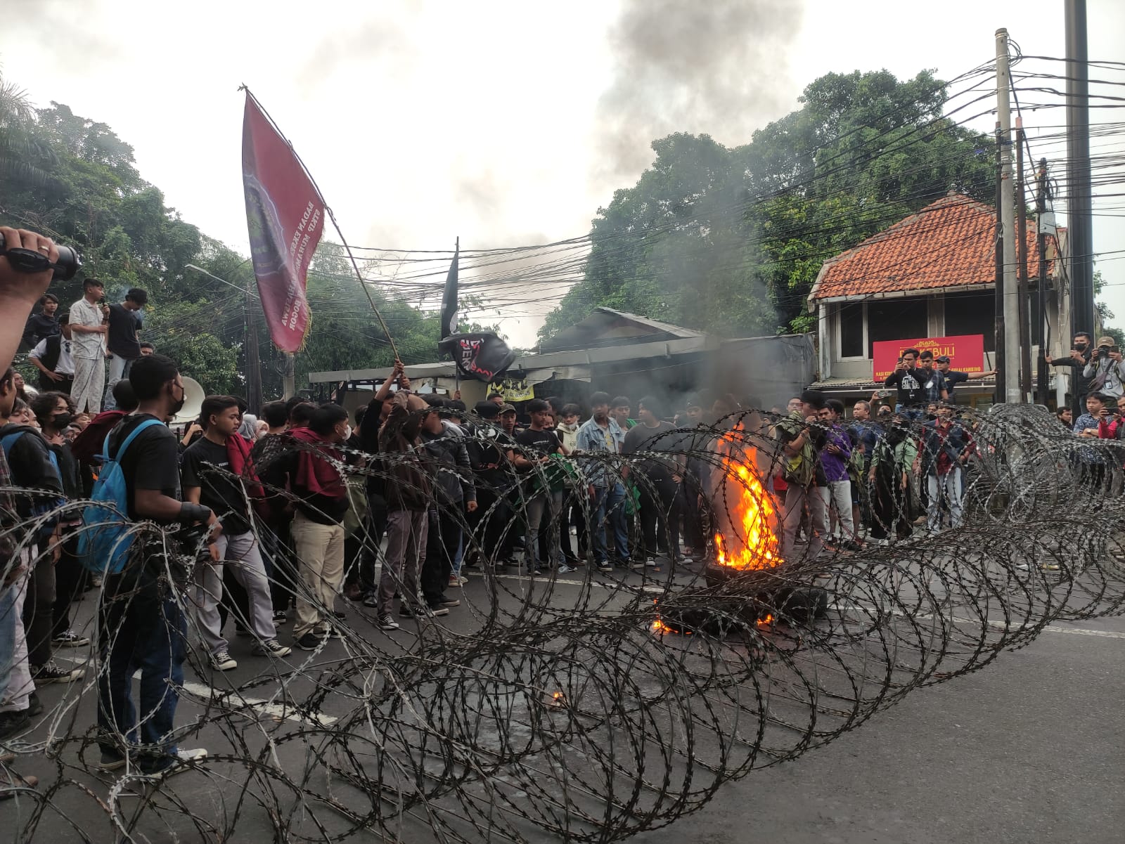 Aksi Demo RKUHP di Bogor Diwarnai Pembakaran Ban