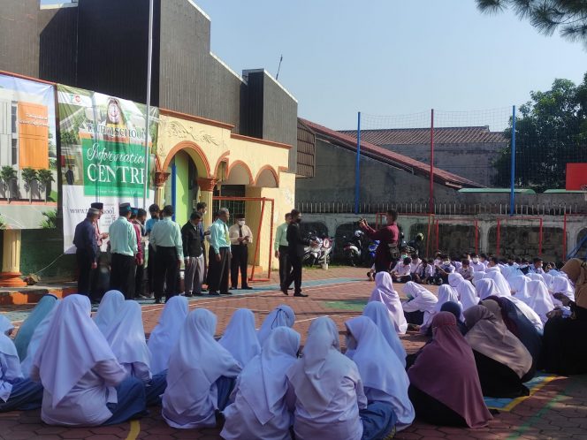 
 : Camat Tanah Sareal Sahib Khan pantau proses PTM di MI, MTs, MA Taufiqi School di Kedung Jaya, Tanah Sareal, Kota Bogor, Senin 18 Juli 2022. (Ibnu/Bogordaily.net)