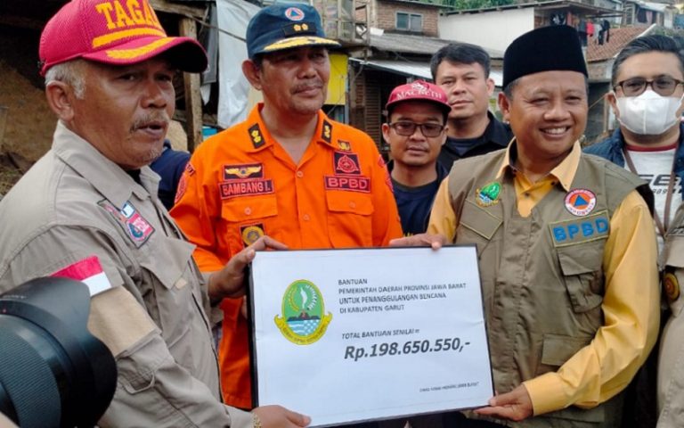 Uu Ruzhanul Ulum Berikan Bantuan Langsung Kepada Korban Banjir di Garut