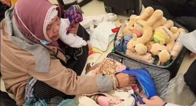 Perjuangan Sang Nenek Bawa Oleh-oleh Haji Boneka Unta untuk Cucu Tersayang Supaya