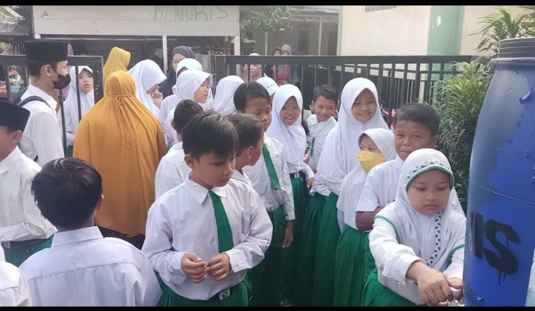 Antusiasme Hari Pertama Masuk Sekolah di Bogor, Gerbang Belum Dibuka Sudah Berdatangan