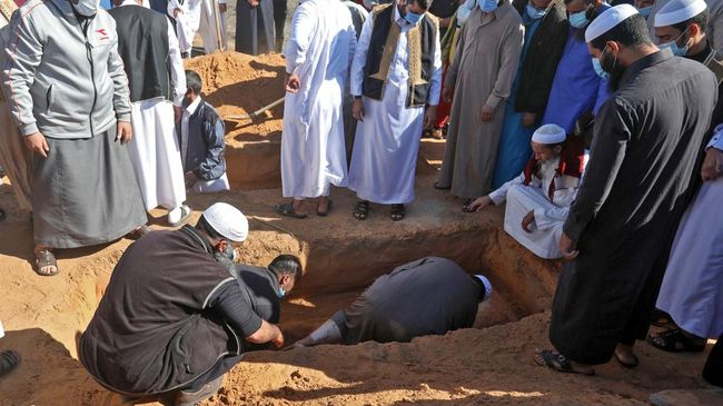 
 Jenazah dari kuburan massal di Tarhouna Libya kembali dikuburkan. (AFP/CNN Indonesia/Bogordaily.net)
