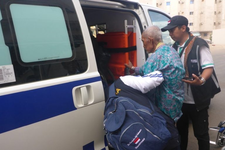 9 Jamaah Calon Haji yang Sakit Dibawa Ambulans ke Makkah